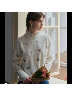 Simple Retro Floral Embroidered Wool Blend Sweater in White, Size S